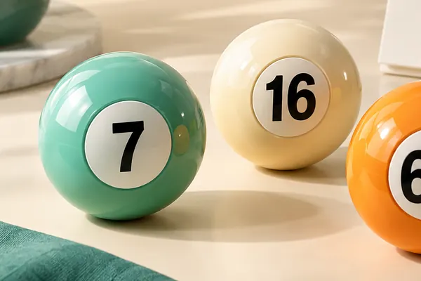 Rätta Keno idag – Kenobollar med nummer 7, 16 och 62 på ett bord